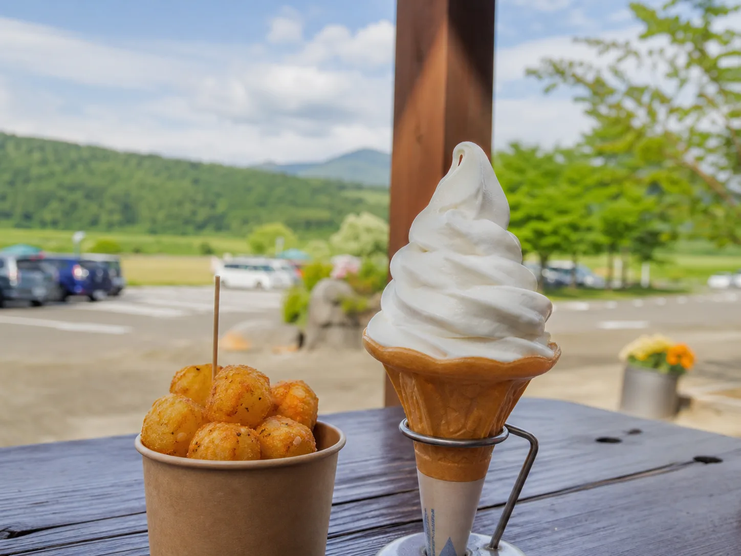 ソフトクリームとじゃがいも軽食の写真調イメージ