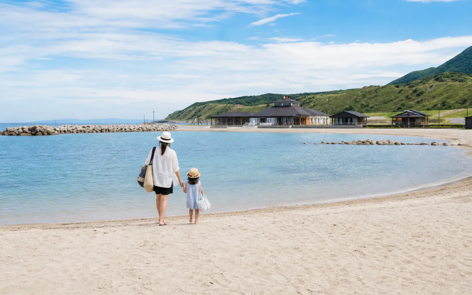 海峡横綱ビーチで親子が水辺へ向かうイメージ写真