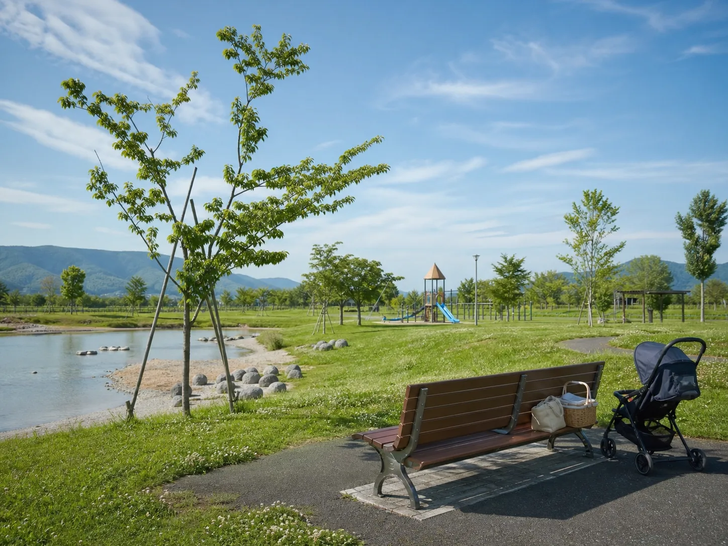 水辺の公園で休憩する家族向け導線の写真調ビジュアル
