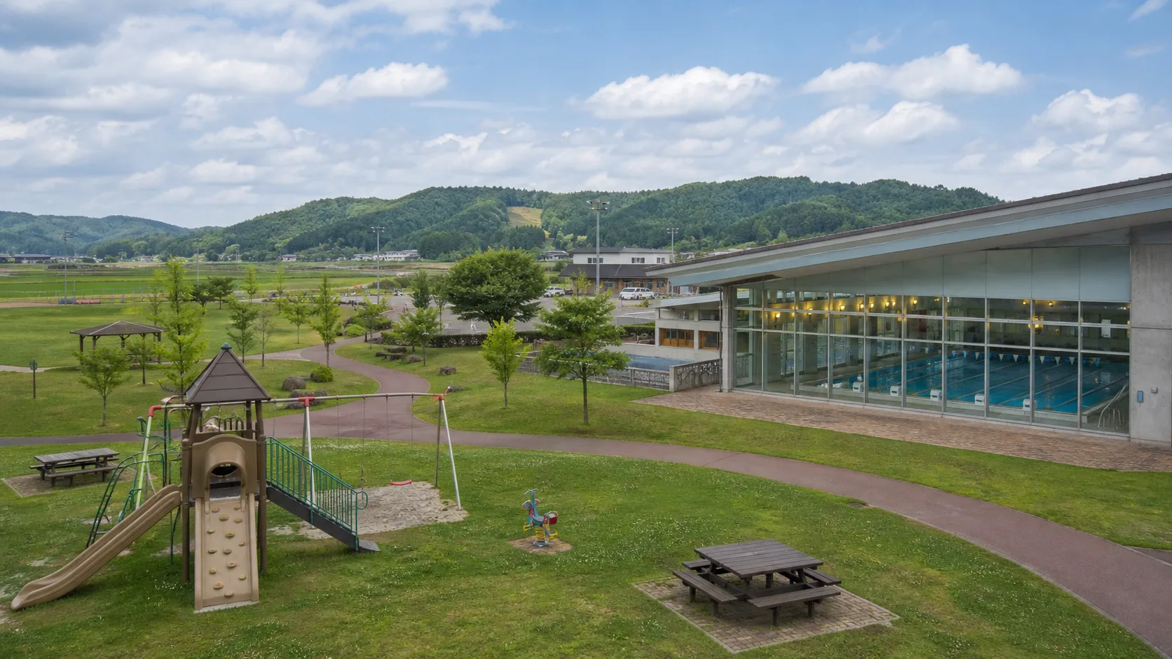 公園、遊具、温水プールのある子連れ散策のイメージ写真