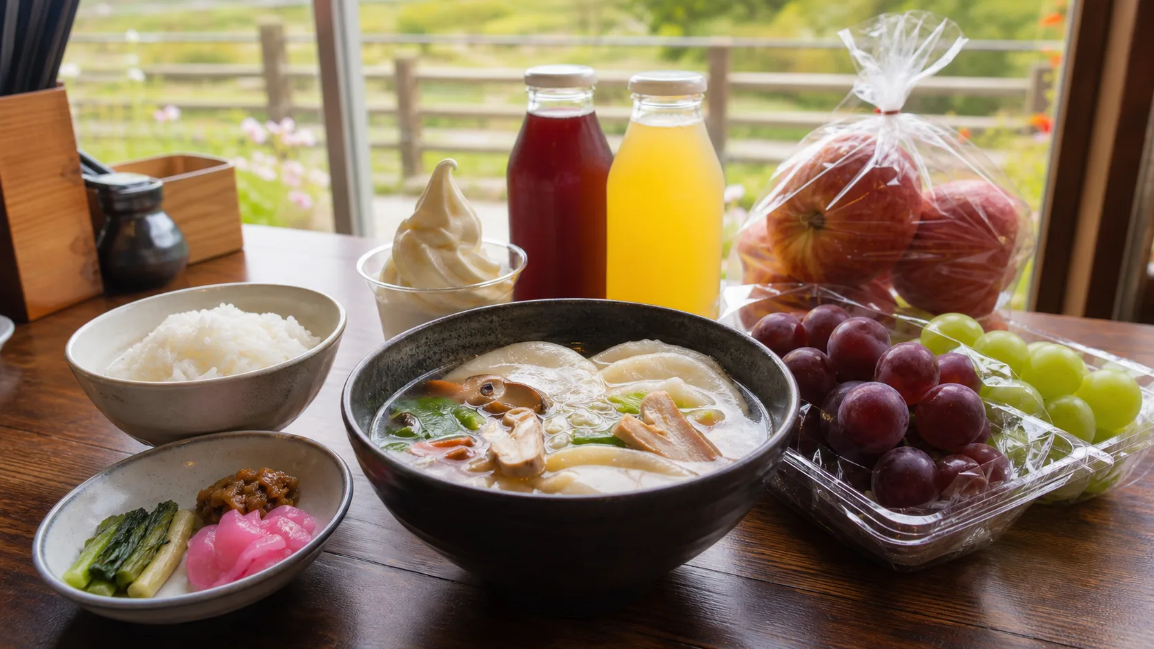 南部ひっつみと果物、ジュースを楽しむ食事のイメージ写真