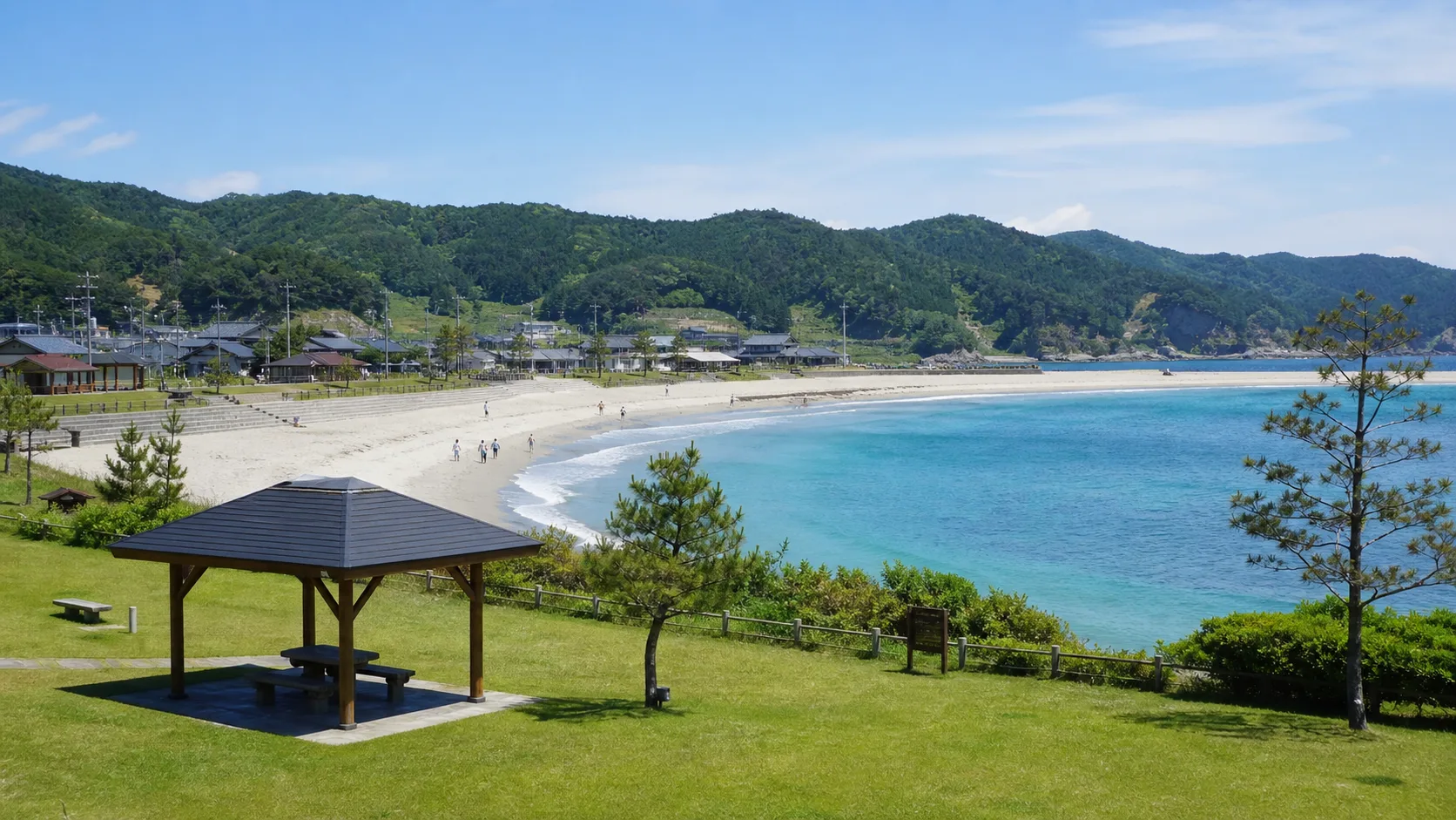 白い砂浜と海岸園地