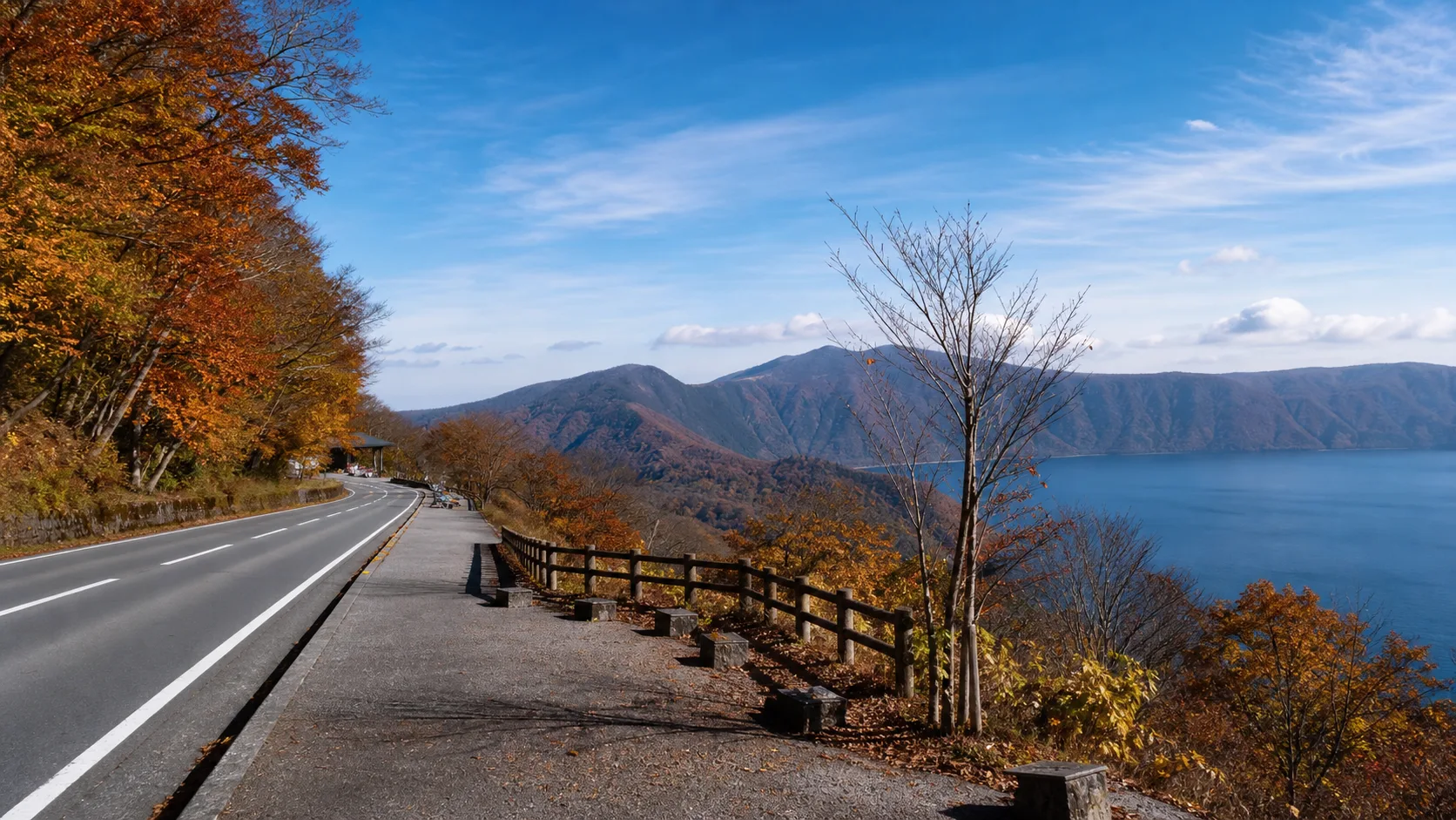 紅葉の湖畔道路と十和田湖の眺めを楽しむドライブのイメージ写真