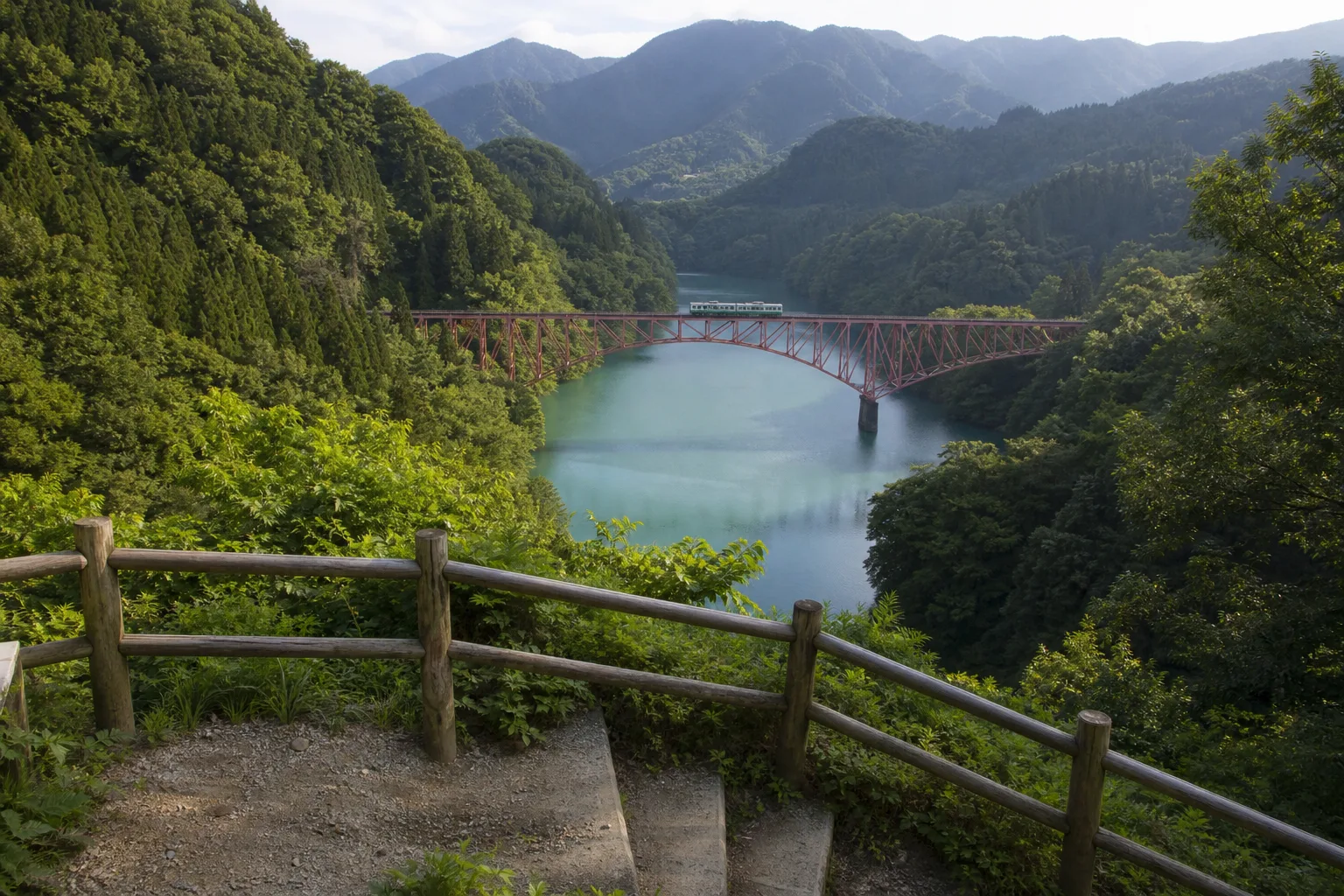 第一只見川橋梁ビューポイントの散策を表す写真調イメージ