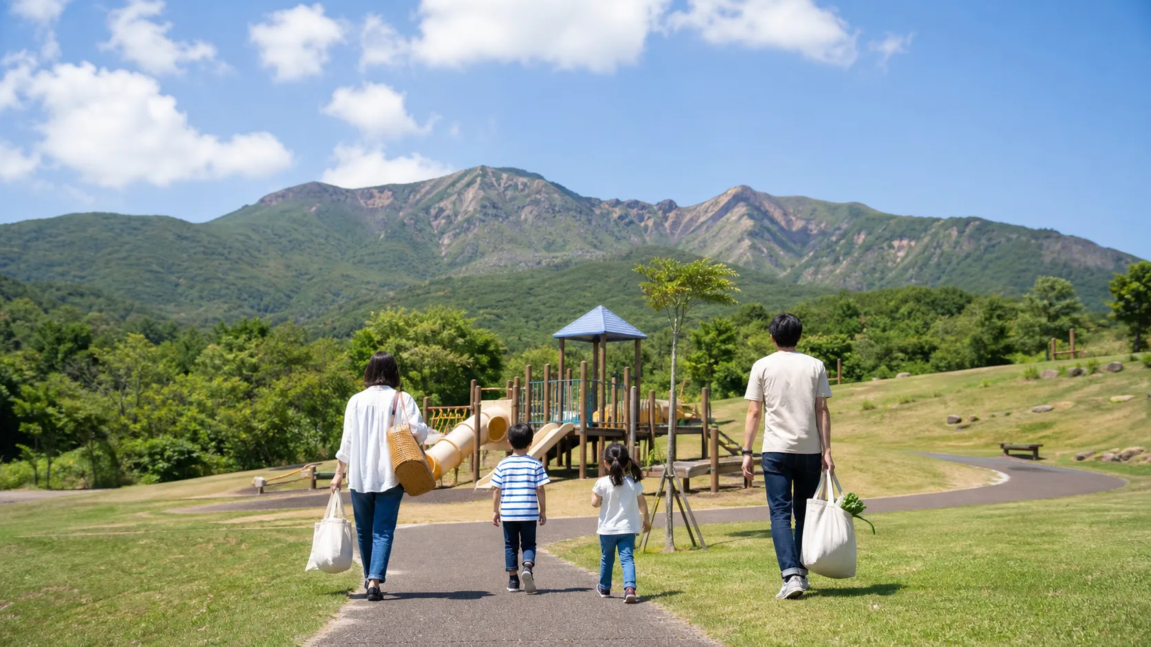 霊山エリアの公園で家族が外遊びへ向かうイメージ写真