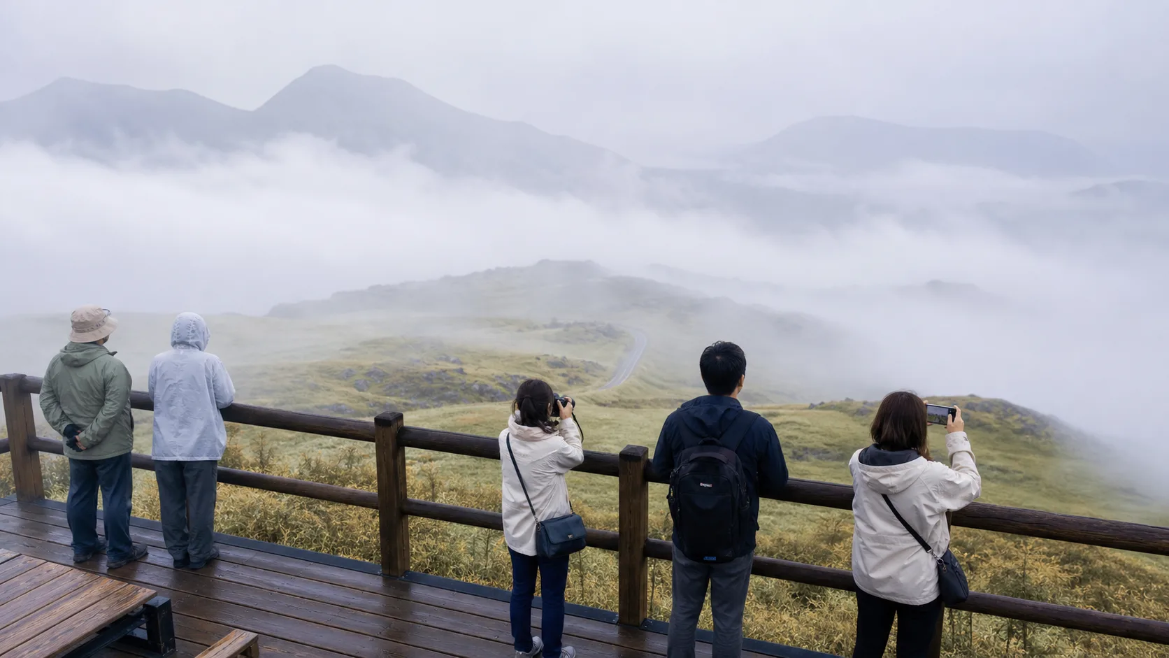 高原の展望テラスと山並みを見渡す道の駅のイメージ写真