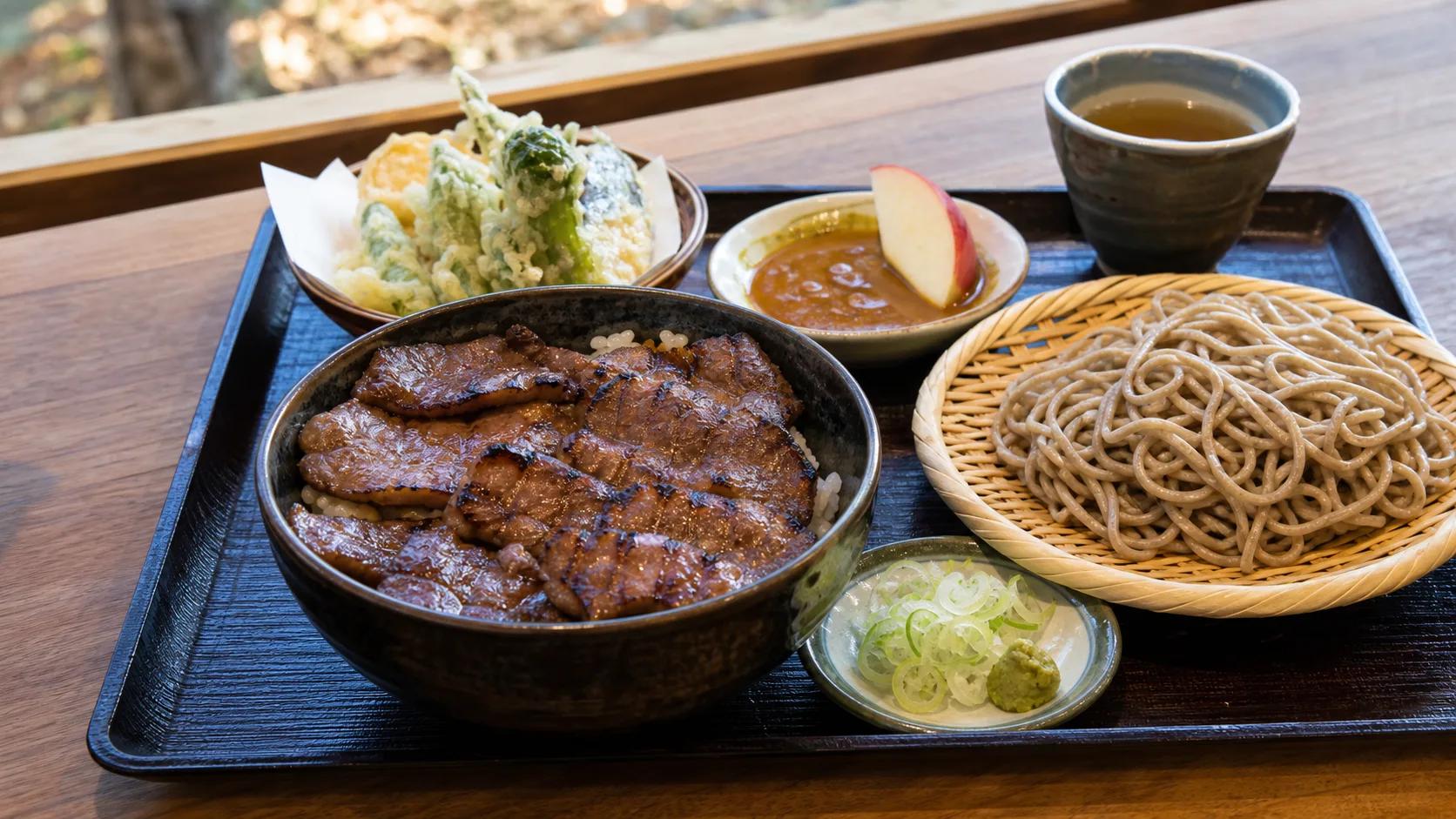 蓼科牛、そば、天ぷら、りんごを思わせる昼食のイメージ写真