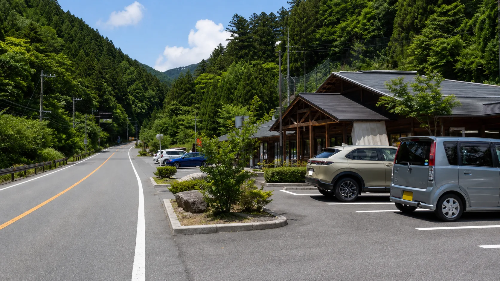 山あいの国道沿いにある小さな道の駅のイメージ写真