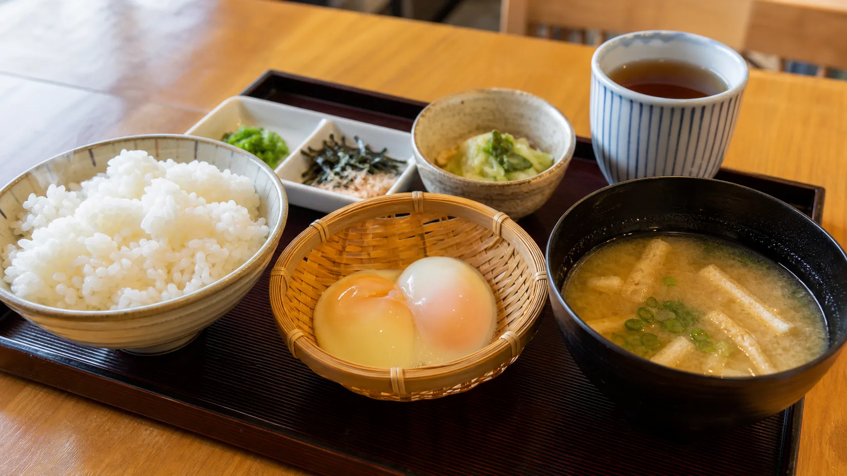 卵かけご飯モーニングを思わせる朝食のイメージ写真