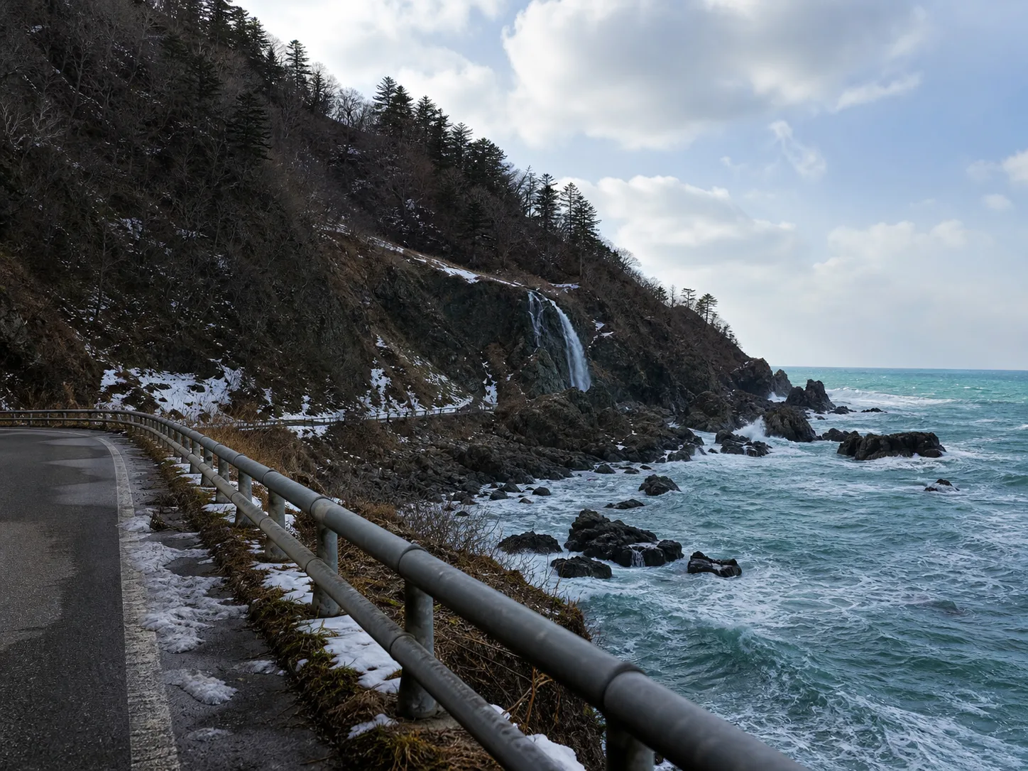 奥能登の海沿いドライブを想起する写真調イメージ