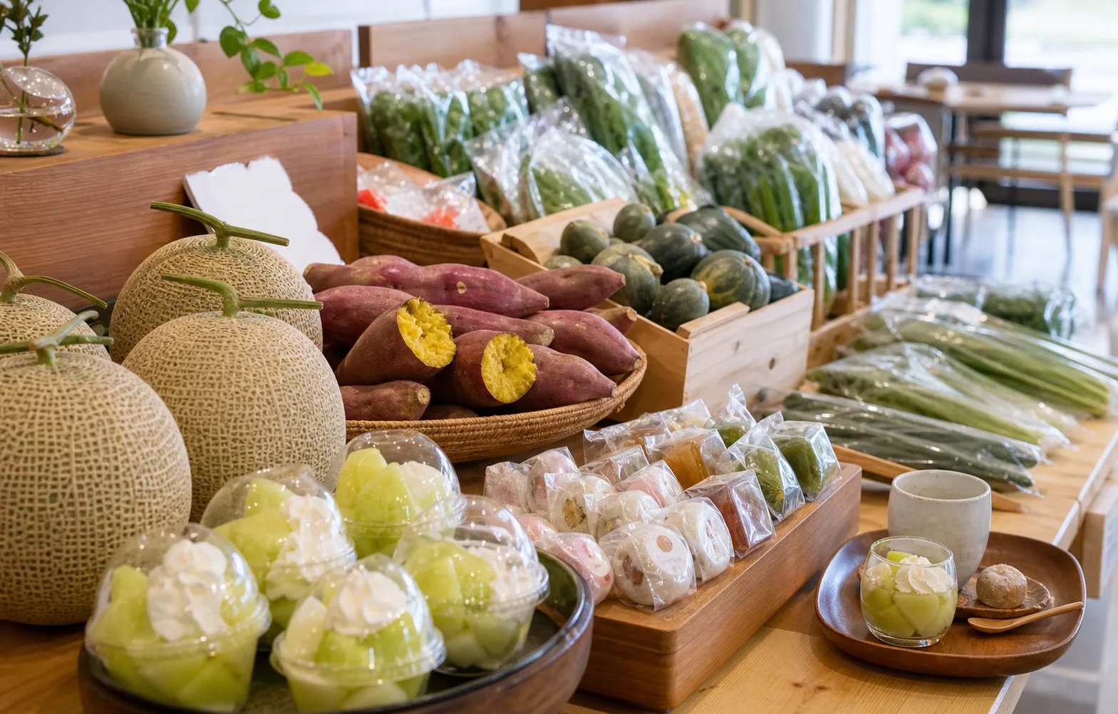 あわらの野菜や果物、甘味を並べた道の駅売店の写真調イメージ