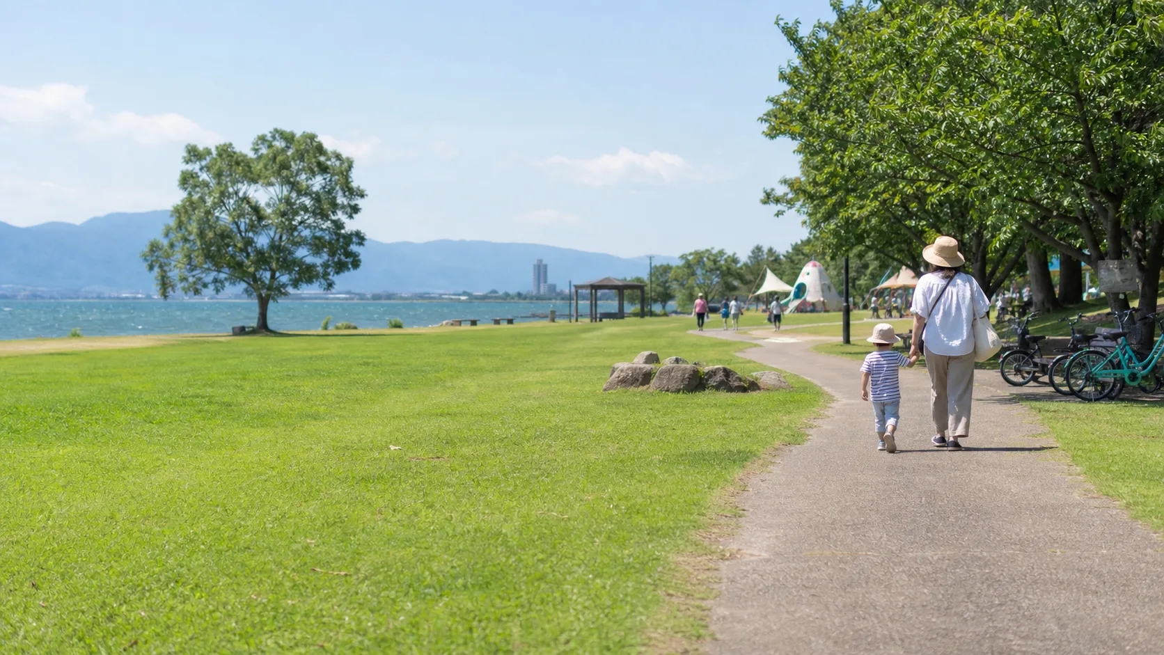 琵琶湖畔の芝生と子連れ休憩を思わせる写真調イメージ
