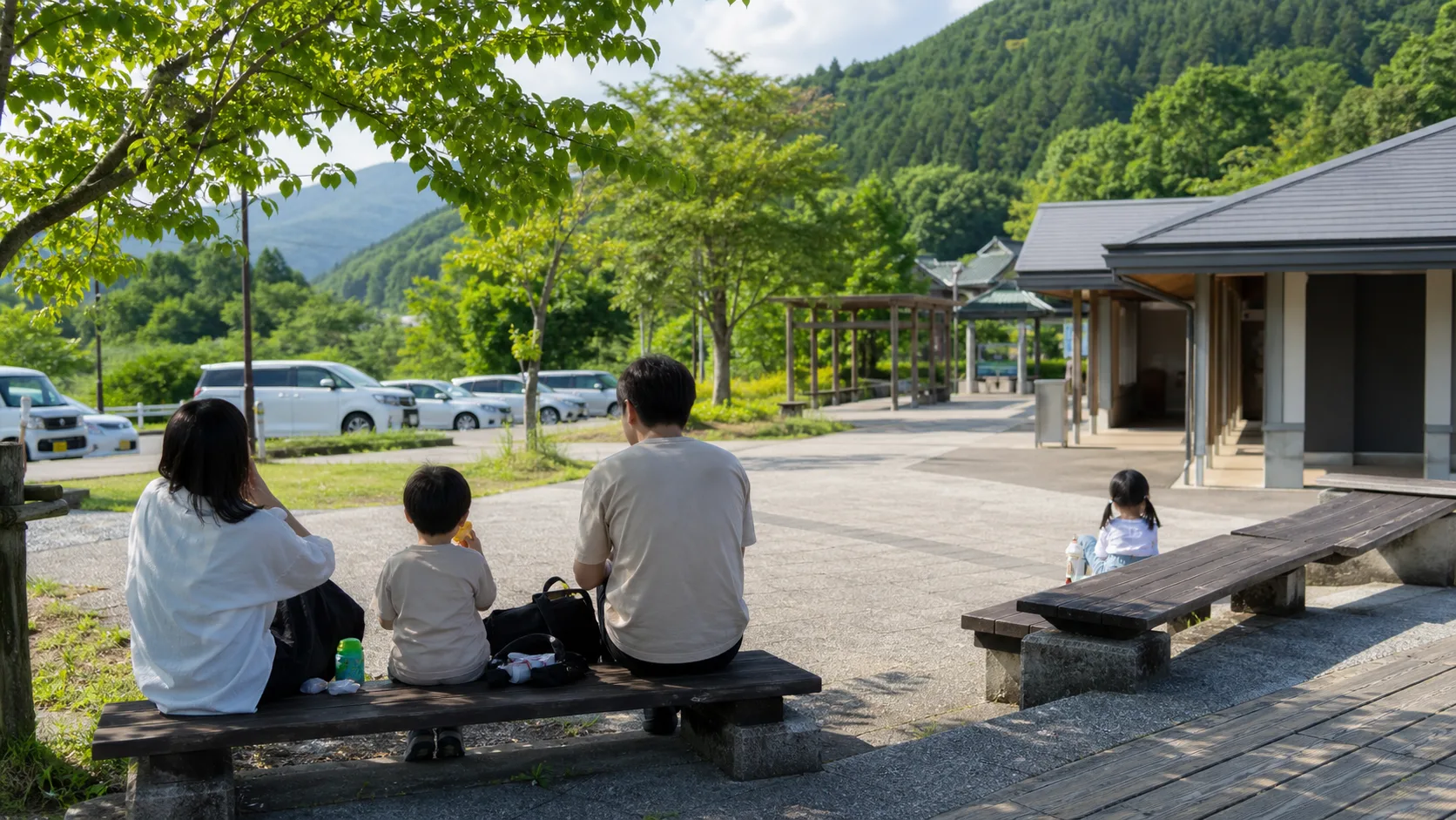 木陰のベンチで家族が休憩する道の駅のイメージ写真
