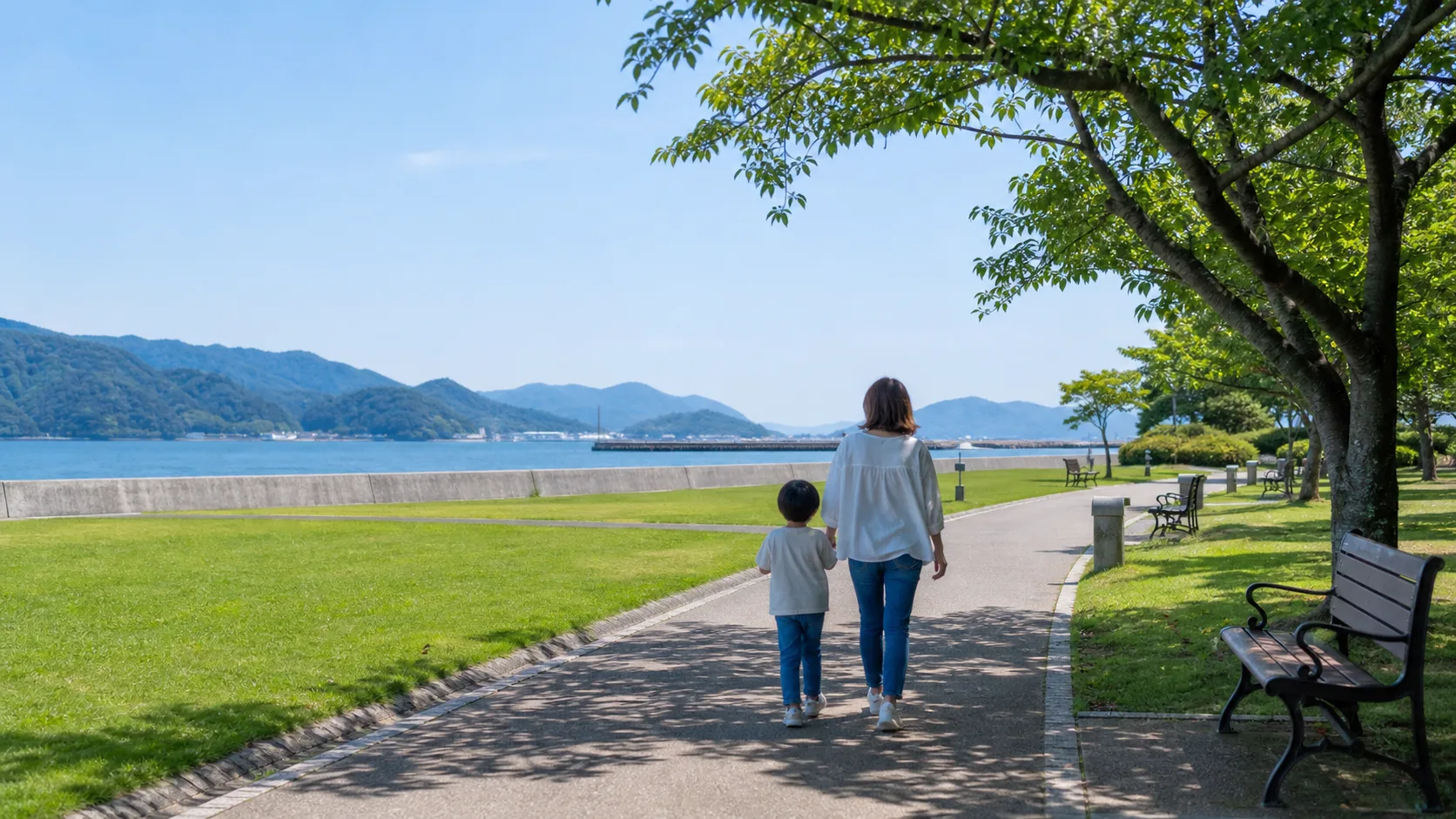 宮津湾沿いの公園で子どもが歩いて休めるイメージ写真