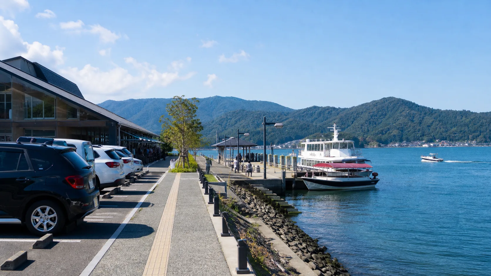 宮津湾と桟橋を起点に季節の催しへ向かうイメージ写真