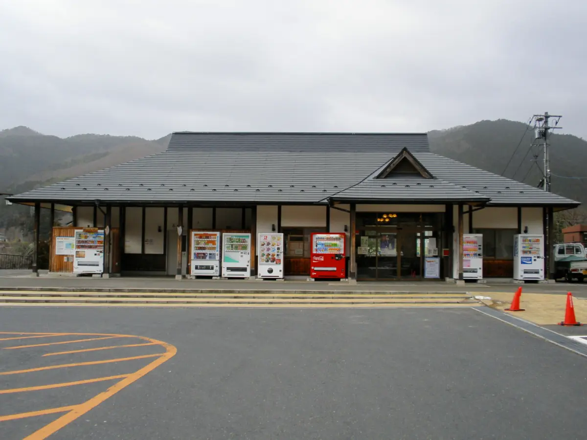 国道179号沿いの山あいに建つ道の駅奥津温泉
