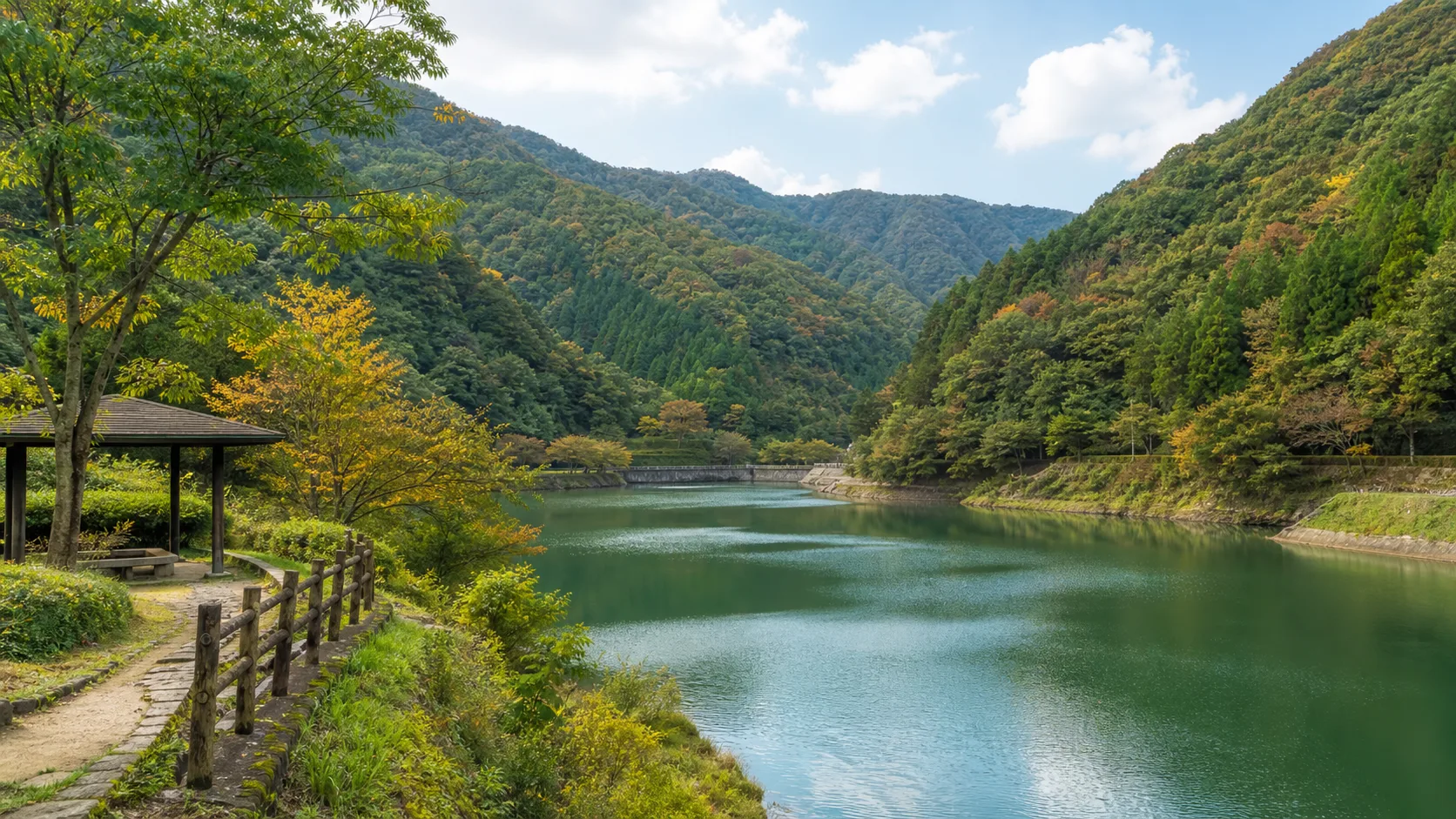 宮川内の谷とダム湖を思わせる自然散策のイメージ写真