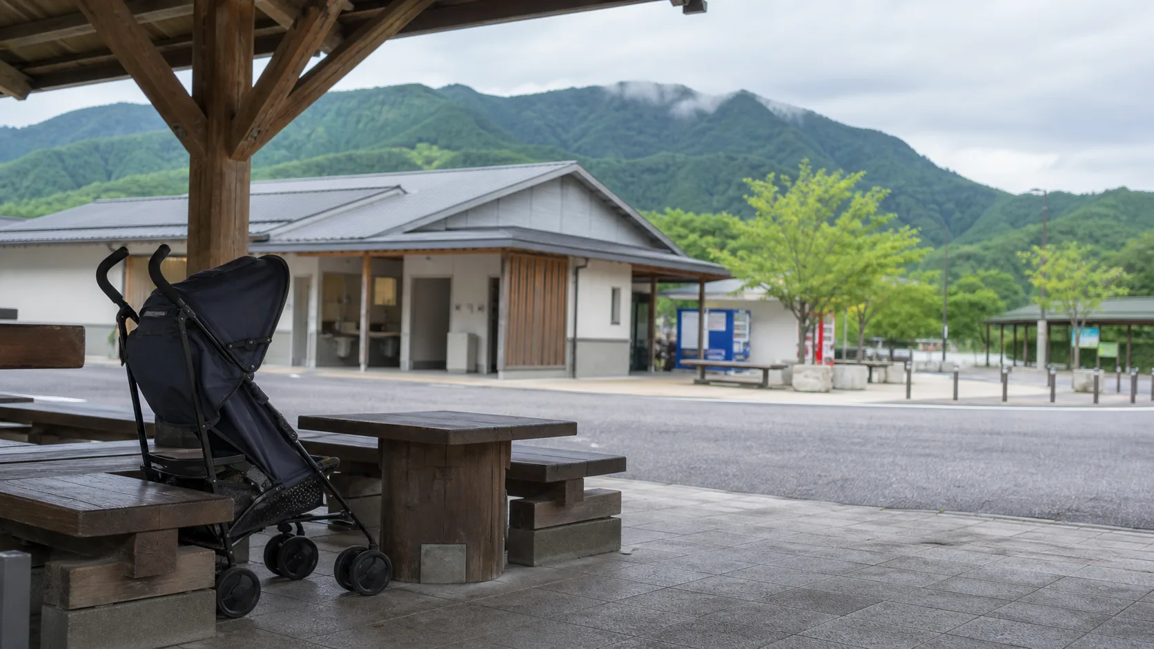 屋外休憩所で子連れが休む写真調イメージ