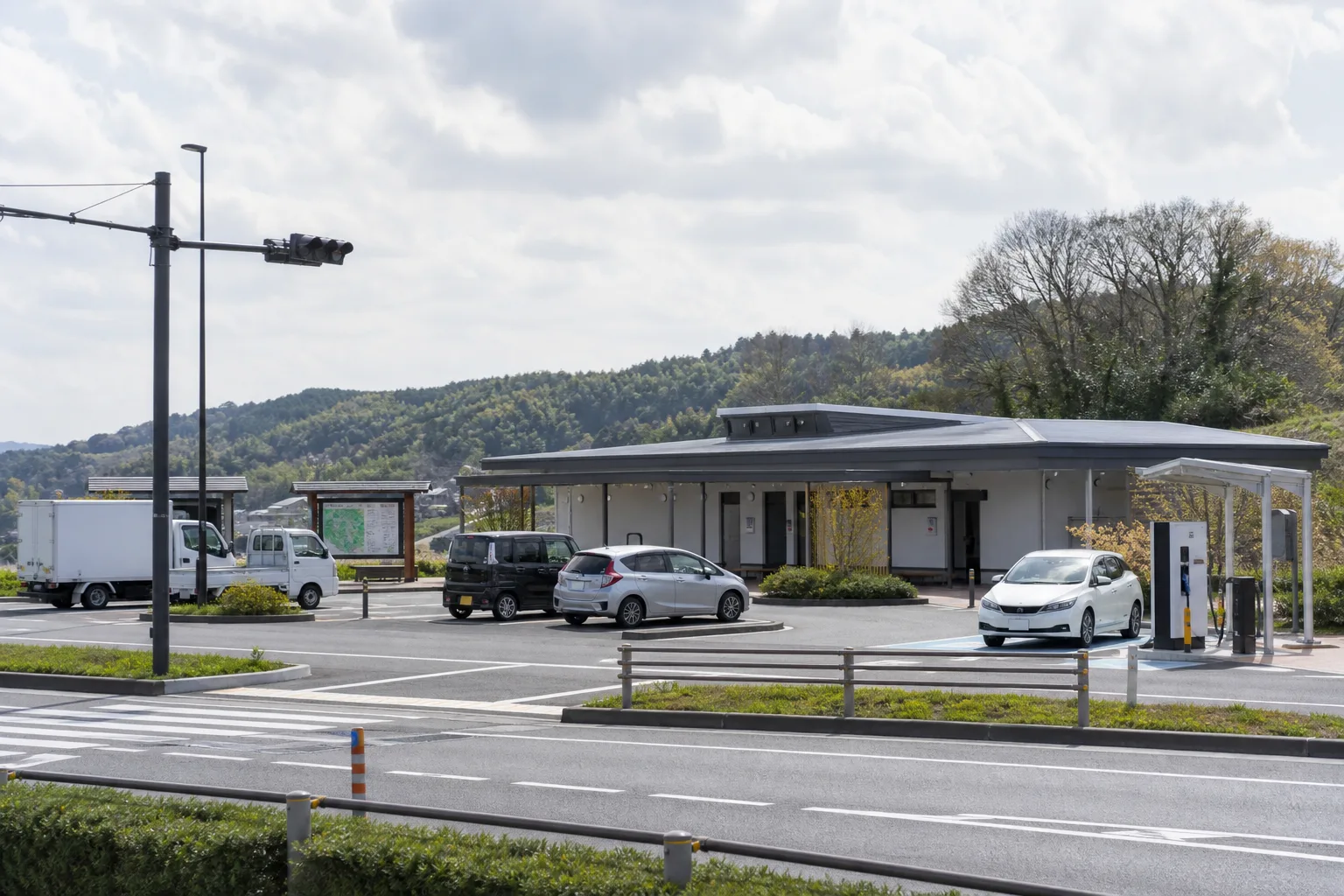 国道沿いの駐車場、トイレ、情報休憩コーナーを表す写真調イメージ