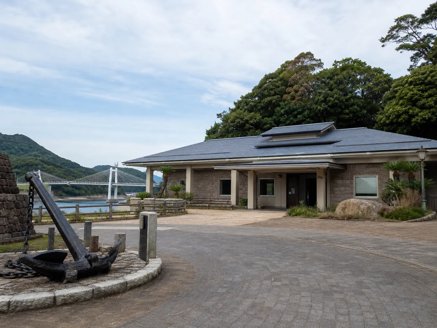 親子で文化施設へ寄る流れを想起させる写真調画像