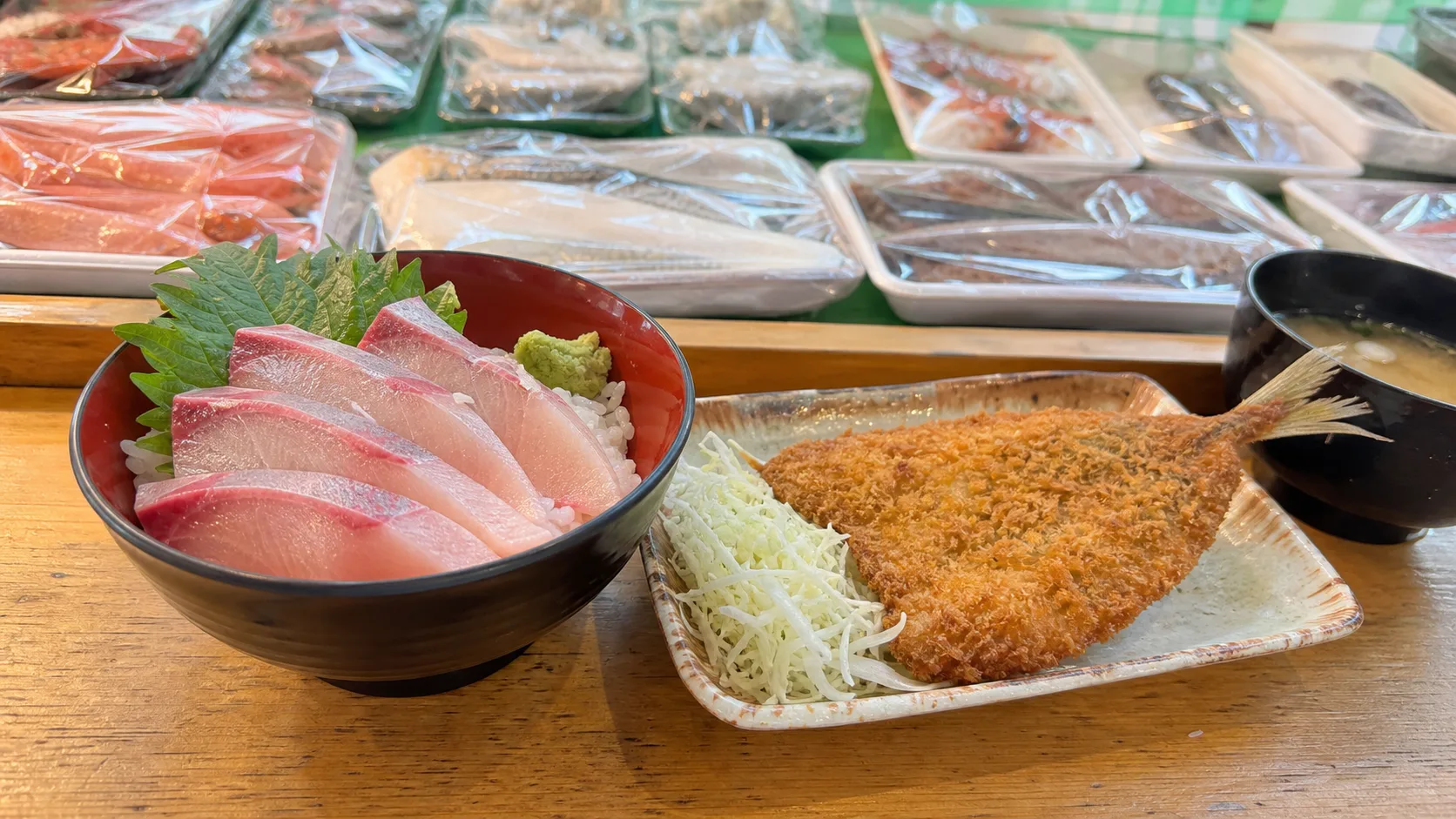 ぶり丼とアジフライを昼食にするイメージ写真
