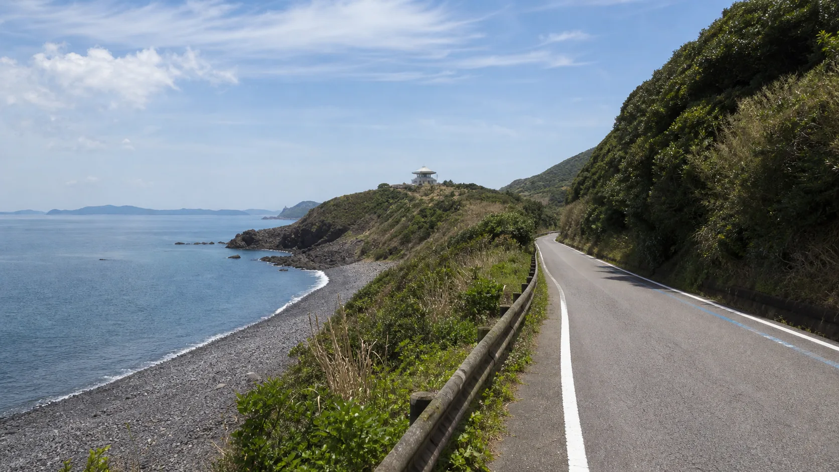 佐賀関半島の海沿いを走るドライブのイメージ写真