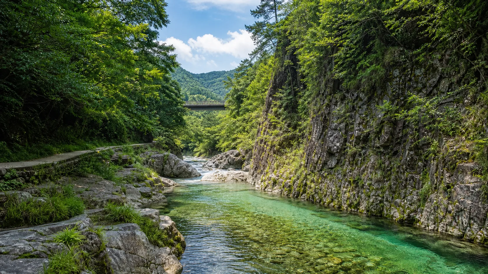 北方の山と渓谷へ向かう自然散策のイメージ写真