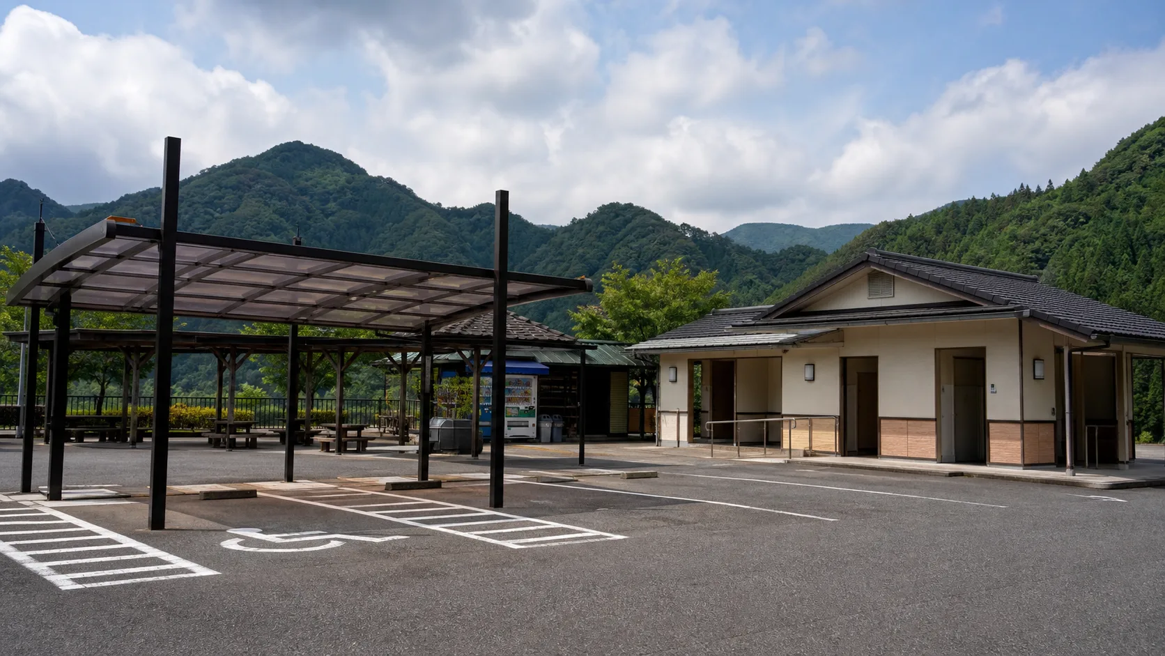 駐車場、屋外トイレ、屋根付き駐車区画がある休憩所のイメージ写真