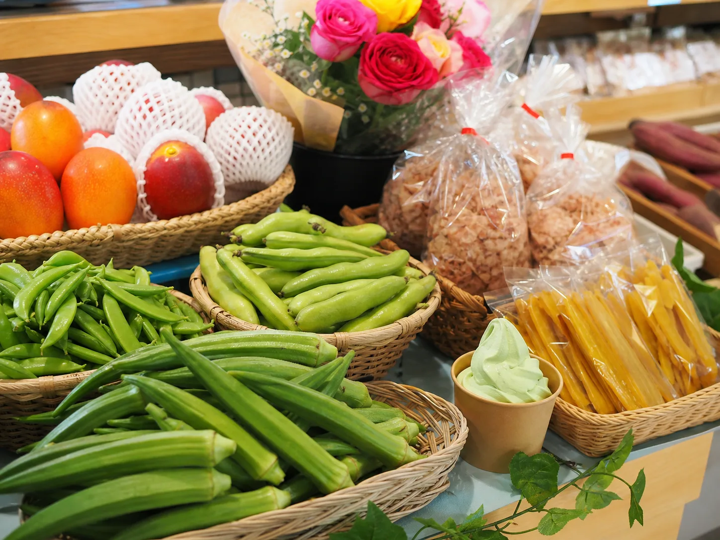 オクラや花、地元産品の買い物を表す写真調イメージ