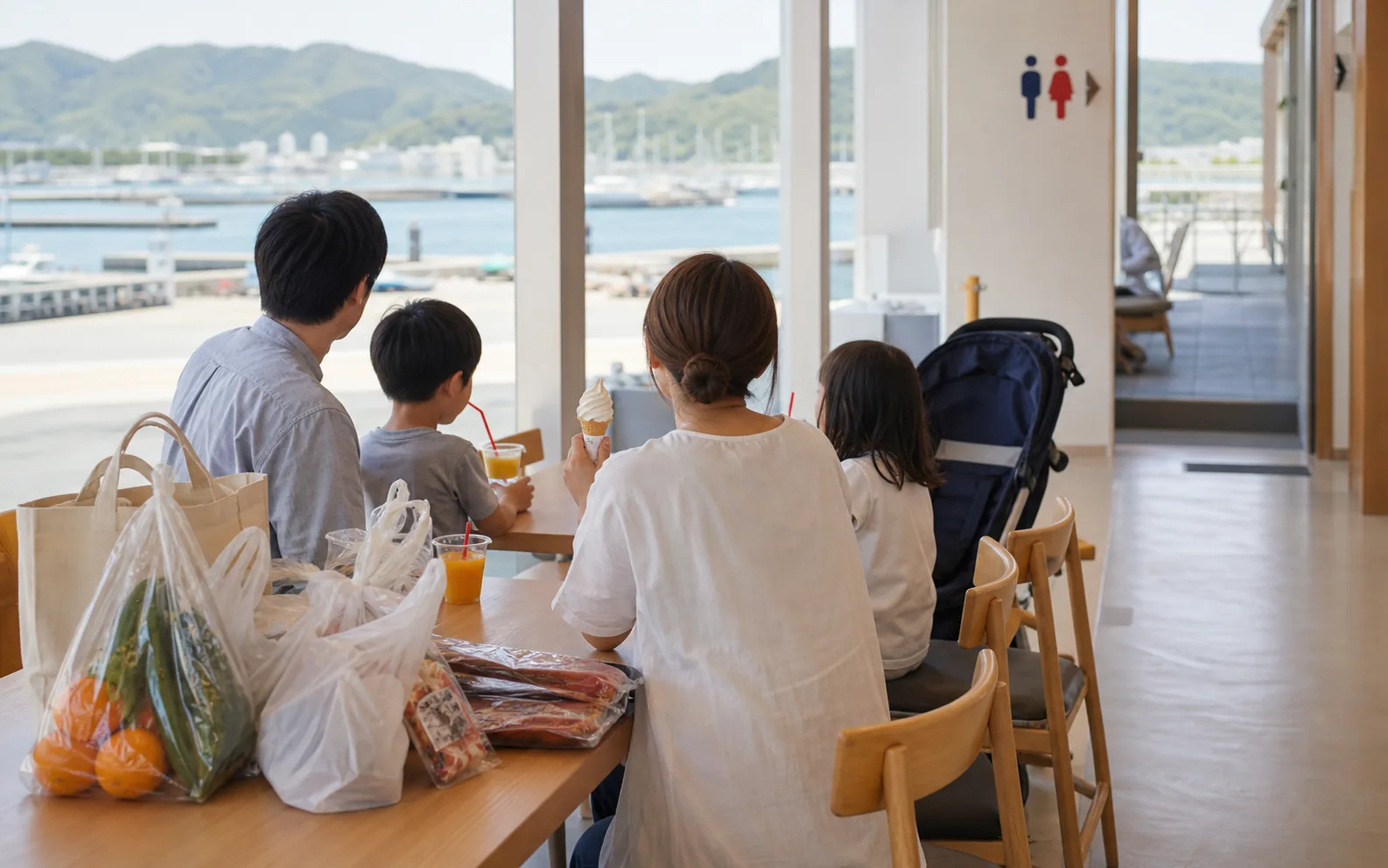 港を望む休憩席で家族が休むイメージ