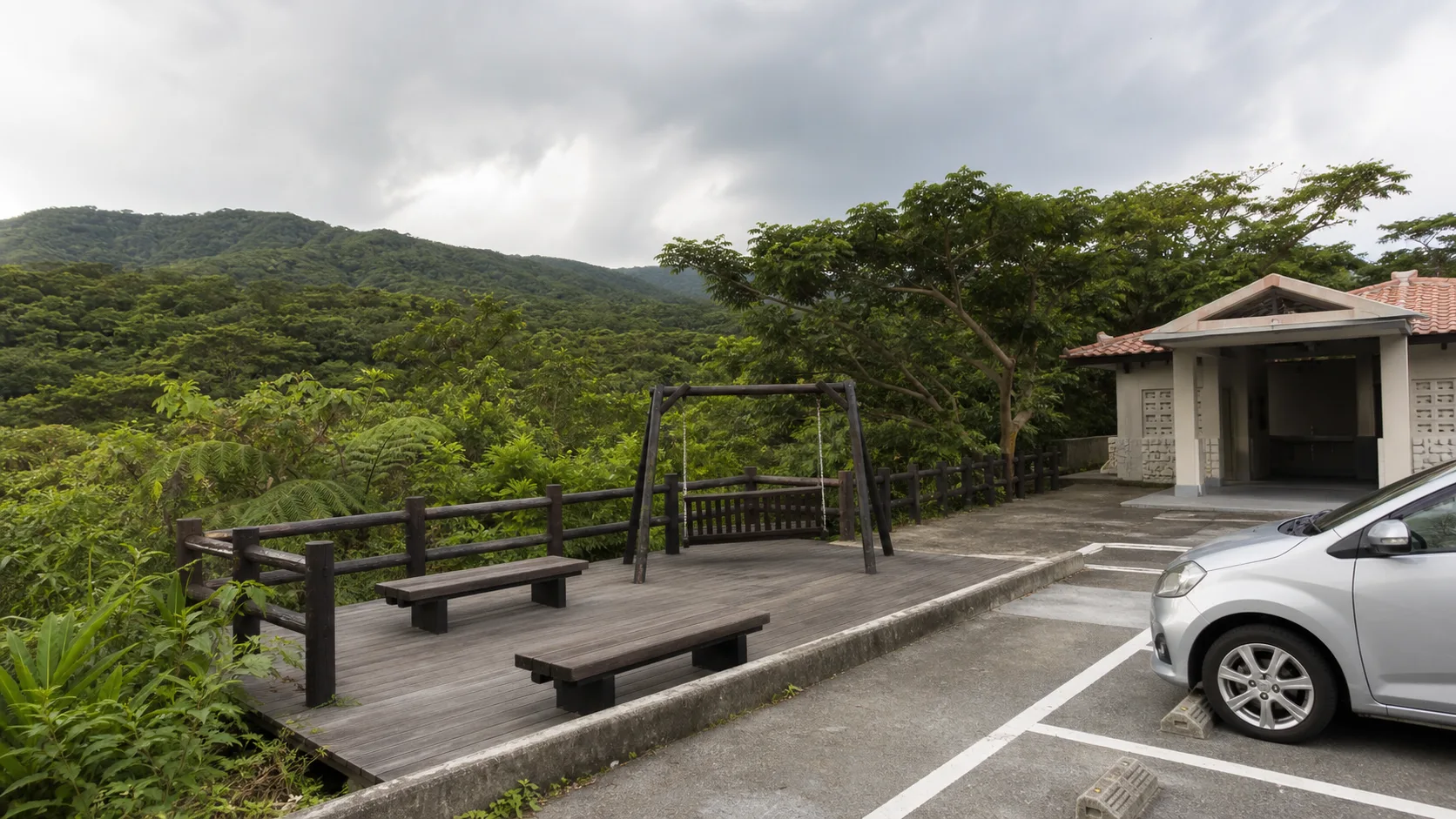 森を望む休憩デッキと駐車場の写真調イメージ